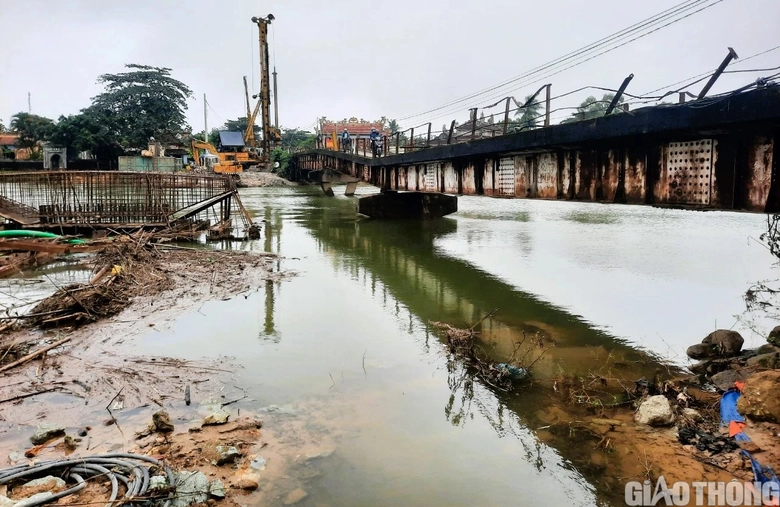 Cầu C&acirc;u Nhi ở Quảng Trị bị l&uacute;n v&otilde;ng gần cả m&eacute;t - Ảnh 9.