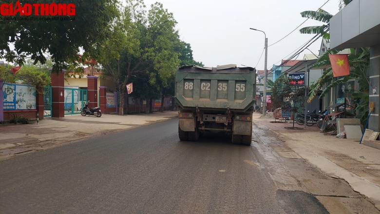 Vĩnh Ph&uacute;c: D&acirc;n khốn khổ v&igrave; xe tải chở đất - Ảnh 2.