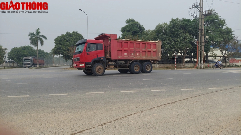 Vĩnh Ph&uacute;c: D&acirc;n khốn khổ v&igrave; xe tải chở đất - Ảnh 7.