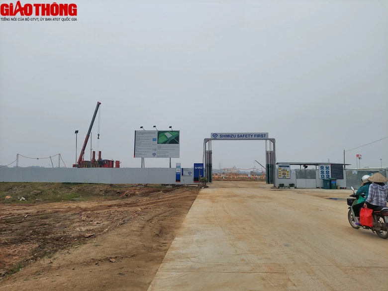 Vĩnh Ph&uacute;c: D&acirc;n khốn đốn v&igrave; xe tải chở đất "ho&agrave;nh h&agrave;nh - Ảnh 2.