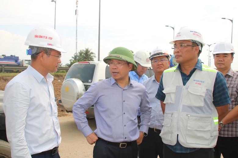 Thứ trưởng Bộ GTVT: 25/12 phải xong các hạng mục còn lại của cao tốc Mỹ Thuận-Cần Thơ - Ảnh 2. Thứ trưởng Bộ GTVT: 25/12 phải xong các hạng mục còn lại của cao tốc Mỹ Thuận-Cần Thơ - Ảnh 2.