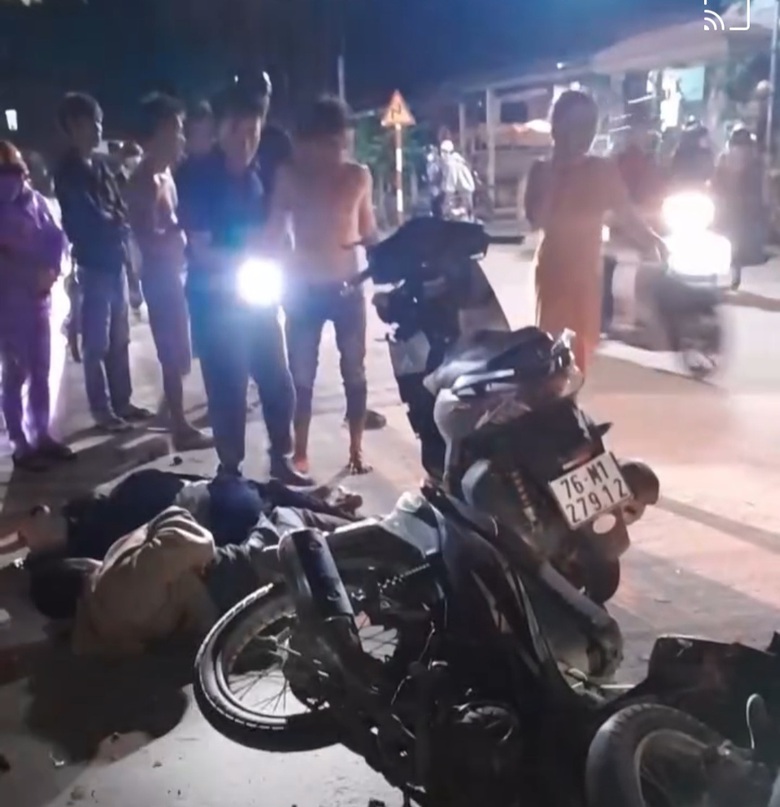 Hai xe máy đối đầu 5 người nhập viện trong tình trạng nguy kịch - Ảnh 1. Hai xe máy đối đầu 5 người nhập viện trong tình trạng nguy kịch - Ảnh 1.