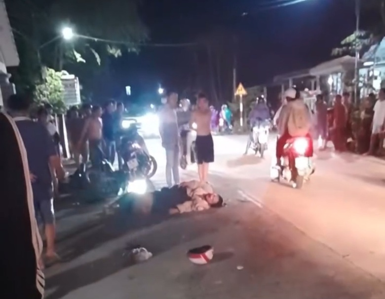 Hai xe máy đối đầu 5 người nhập viện trong tình trạng nguy kịch - Ảnh 2. Hai xe máy đối đầu 5 người nhập viện trong tình trạng nguy kịch - Ảnh 2.