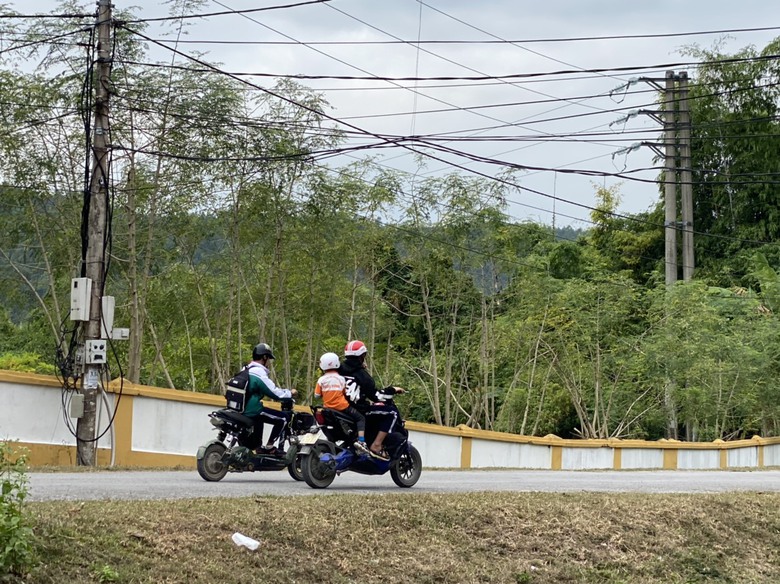 Quảng Ninh CSGT tặng mũ bảo hiểm, tuy&ecirc;n truyền về ATGT cho học sinh huyện đảo - Ảnh 3.