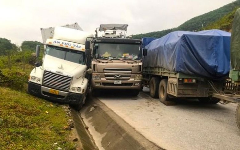 Vụ va chạm khiến phương tiện &ugrave;n tắc nhiều giờ liền.