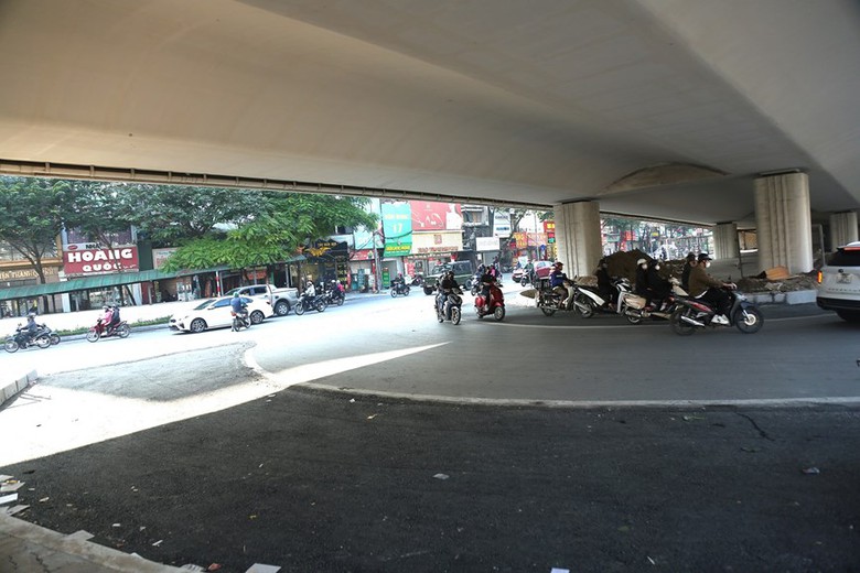 H&agrave; Nội x&eacute;n dải ph&acirc;n c&aacute;ch, mở rộng kh&ocirc;ng gian lưu th&ocirc;ng nhiều tuyến đường - Ảnh 1.