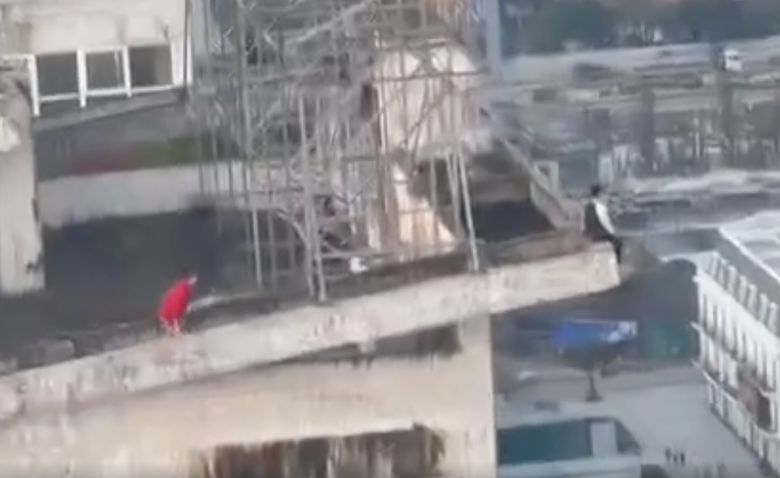 Nghẹt thở giải cứu thiếu nữ đứng tr&ecirc;n tầng thượng chung cư 25 tầng, &yacute; định tự tử - Ảnh 1.