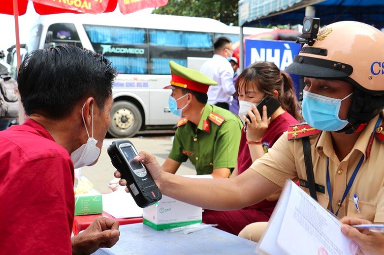 Bộ GTVT nghi&ecirc;m cấm c&aacute;n bộ, c&ocirc;ng chức can thiệp xử l&yacute; vi phạm giao th&ocirc;ng - Ảnh 1.