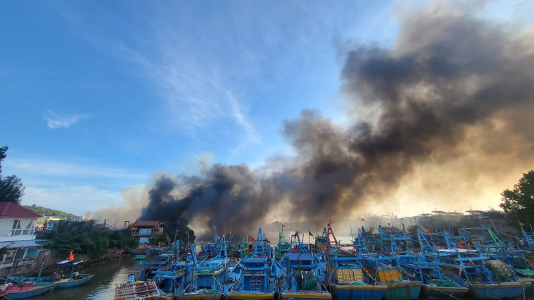 Hiện trường vụ ch&aacute;y xưởng đ&oacute;ng t&agrave;u ở Phan Thiết - Ảnh 1.