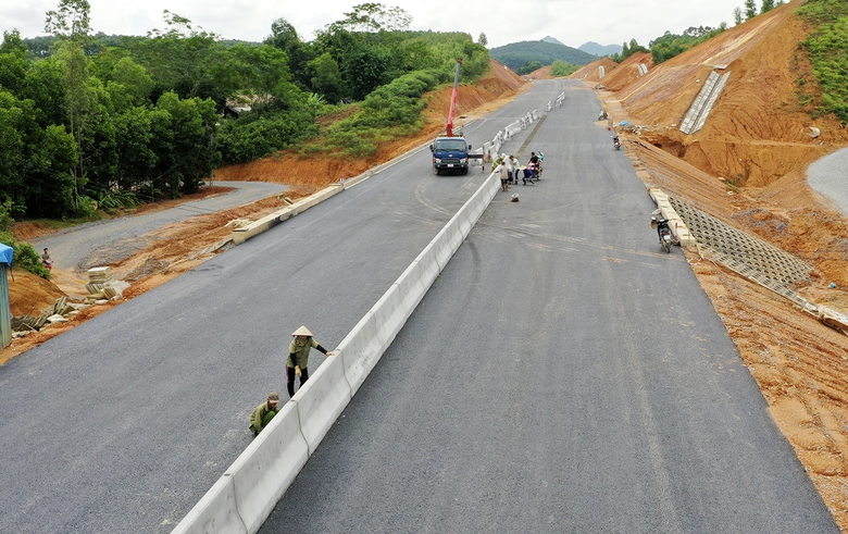 Nước r&uacute;t đưa cao tốc Tuy&ecirc;n Quang - Ph&uacute; Thọ về đ&iacute;ch đ&uacute;ng hẹn - Ảnh 1.