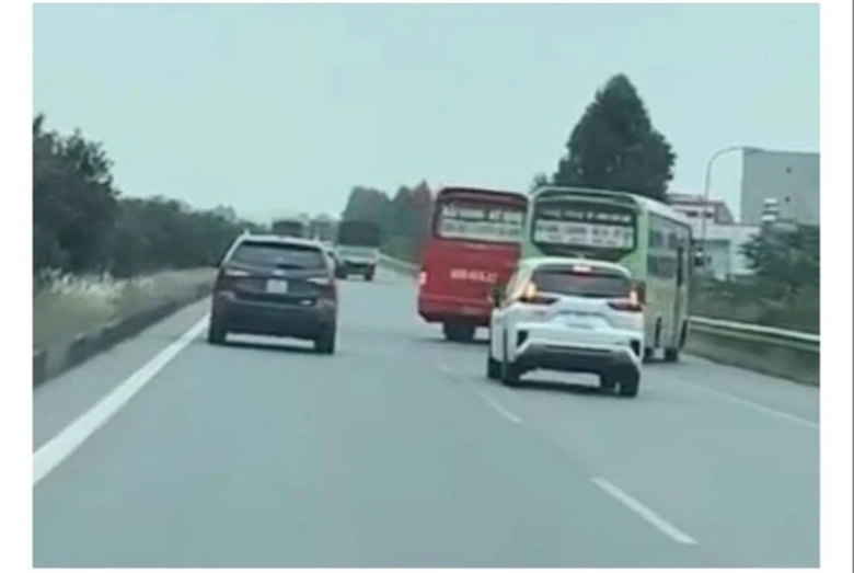 Chuyển vụ xe kh&aacute;ch ch&egrave;n &eacute;p g&acirc;y n&aacute;o loạn cao tốc H&agrave; Nội &ndash; Bắc Giang đến cơ quan CSĐT - Ảnh 1.