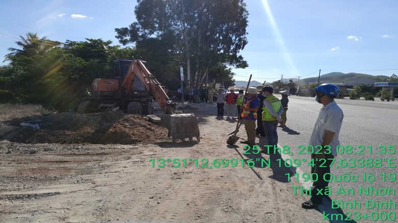Khu QLĐB III ngăn nạn lấn chiếm h&agrave;nh lang đường bộ, đ&ocirc;n đốc xử nghi&ecirc;m xe qu&aacute; tải - Ảnh 1.