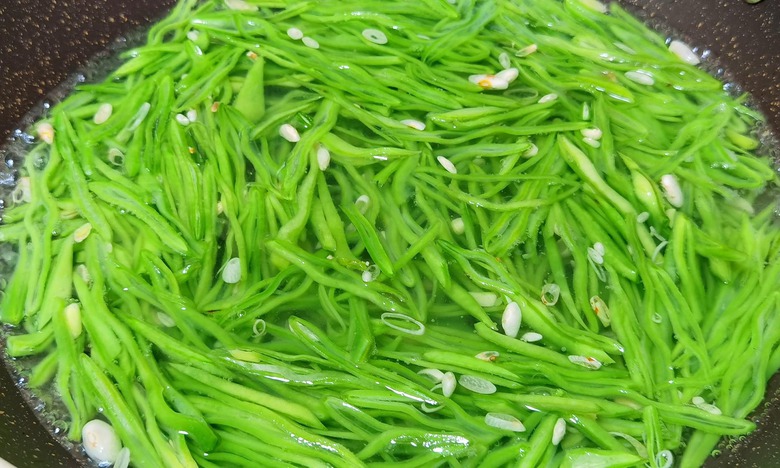 Loại rau c&oacute; canxi gấp 2 lần đậu n&agrave;nh, 7 lần thịt g&agrave;, ăn nhiều khỏe người, chắc xương, nấu g&igrave; cũng ngon - Ảnh 2.