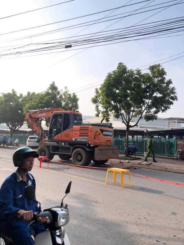 Xe m&aacute;y x&uacute;c va chạm với người đi bộ, một nam thanh ni&ecirc;n tử vong - Ảnh 1.