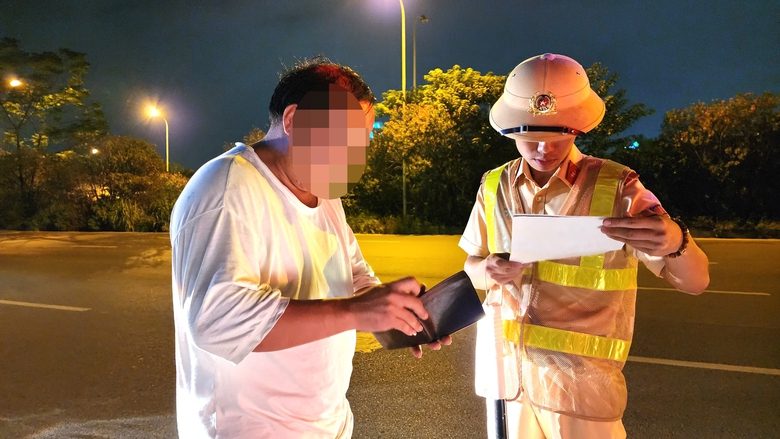 CSGT c&oacute; được kiểm tra v&iacute;, cốp xe người l&aacute;i xe? - Ảnh 1.