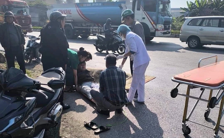 Va chạm với xe đầu k&eacute;o, hai người thương vong - Ảnh 2.
