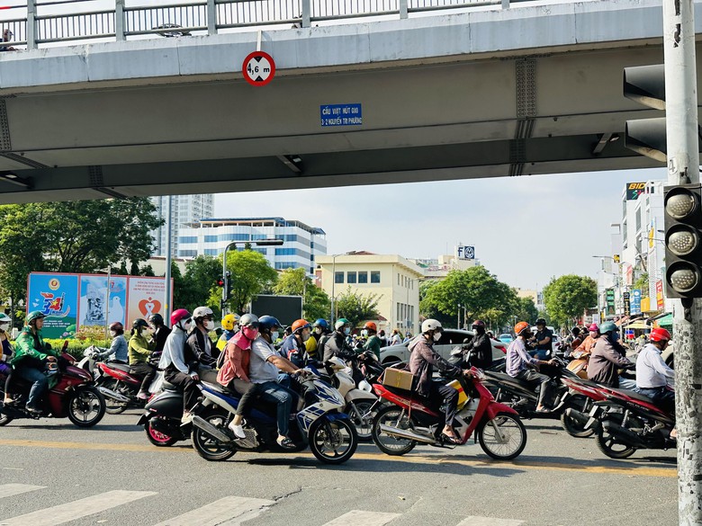 TP.HCM: Đ&aacute;nh vật với xo&aacute; &ldquo;điểm đen&rdquo; giao th&ocirc;ng - Ảnh 2.