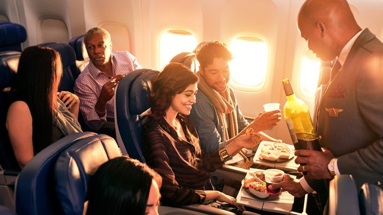 Cuộc đua &ldquo;ăn uống tr&ecirc;n trời&rdquo; của c&aacute;c h&atilde;ng h&agrave;ng kh&ocirc;ng - Ảnh 1.