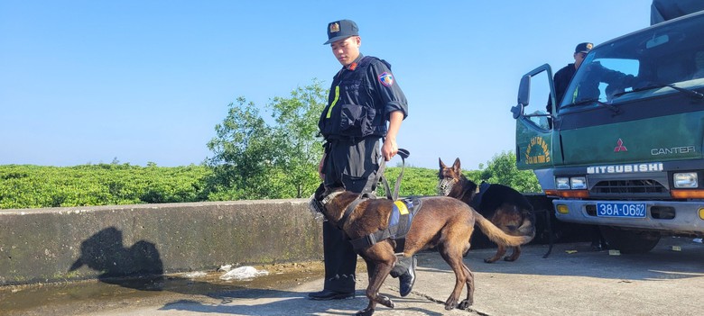 C&ocirc;ng an lục tung rừng bần rộng 8ha truy bắt 2 phạm nh&acirc;n bỏ trốn  - Ảnh 2.