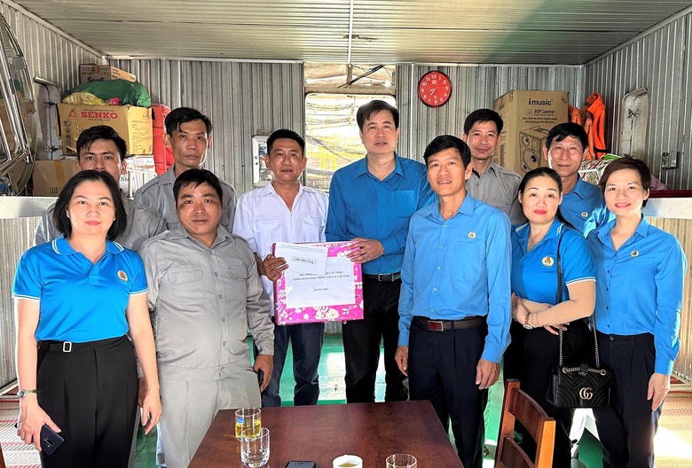 Bộ GTVT yêu cầu chăm lo người lao động, đảm bảo an toàn dịp Tết - Ảnh 1. Bộ GTVT yêu cầu chăm lo người lao động, đảm bảo an toàn dịp Tết - Ảnh 1.