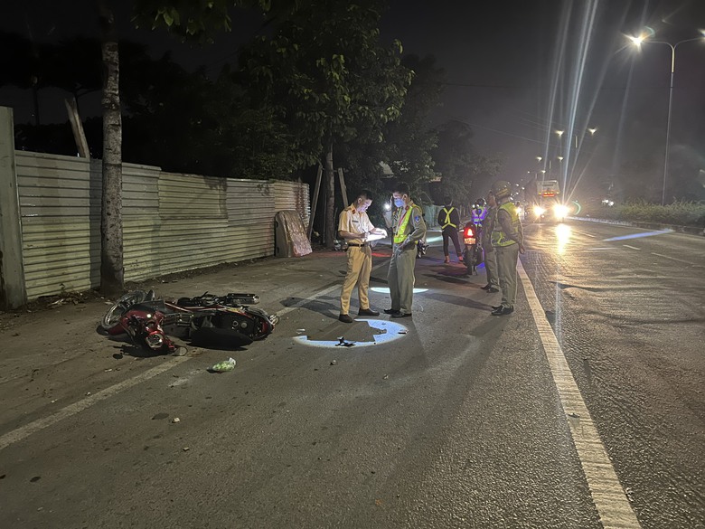 Xe m&aacute;y lao l&ecirc;n vỉa h&egrave; t&ocirc;ng v&agrave;o trụ b&ecirc; t&ocirc;ng, người đ&agrave;n &ocirc;ng tử vong tại chỗ - Ảnh 1.