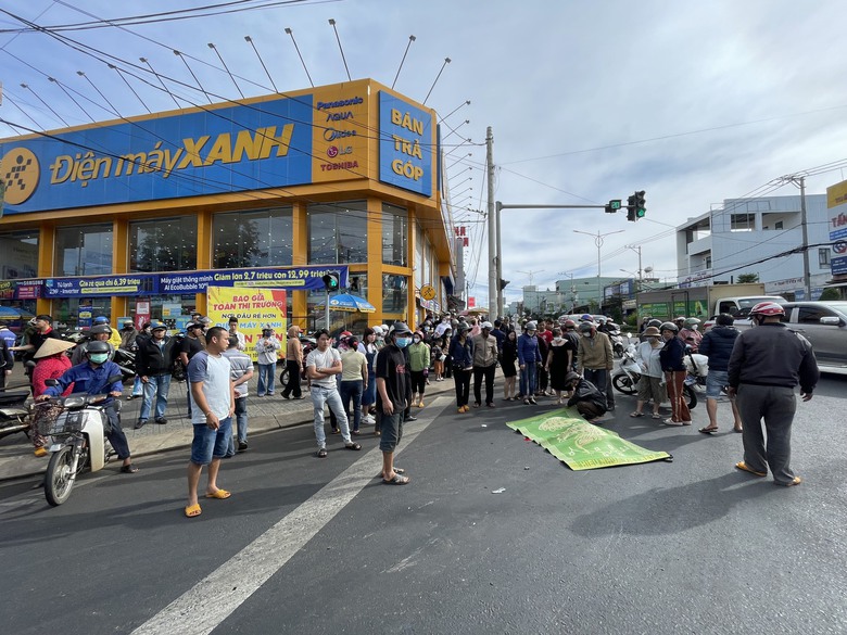 Xe tải t&ocirc;ng v&agrave;o xe đạp, học sinh lớp 6 tử vong - Ảnh 1.