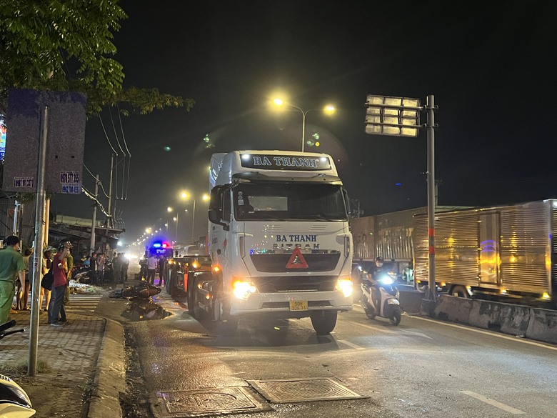 Xe m&aacute;y va chạm xe đầu k&eacute;o, người phụ nữ tử vong - Ảnh 1.