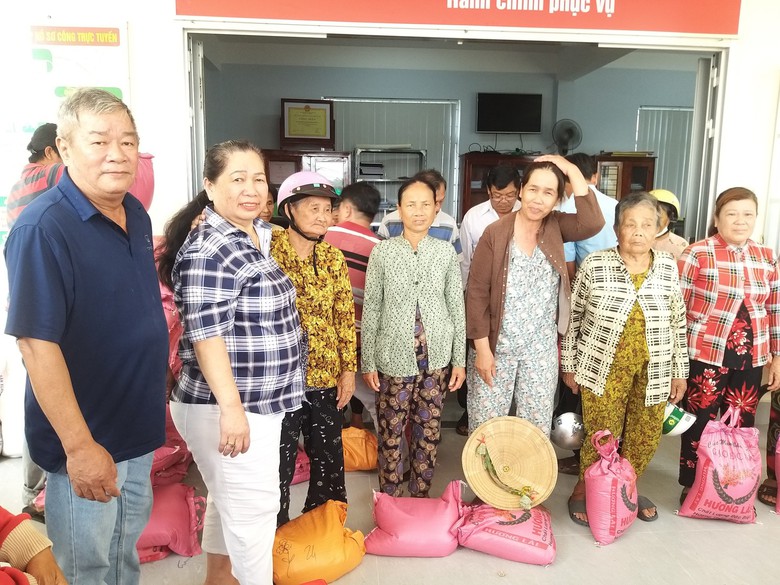Ban ATGT tỉnh Bến Tre trao tặng 200 phần qu&agrave; cho gia đ&igrave;nh ngh&egrave;o, kh&oacute; khăn - Ảnh 1.