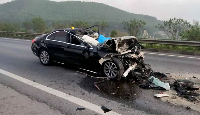 Phần đầu chiếc xe Mercedes biến dạng sau va chạm.
