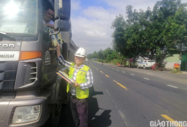 Xử vi phạm h&agrave;nh lang ATGT, tuy&ecirc;n truyền kh&ocirc;ng chở h&agrave;ng qu&aacute; tải - Ảnh 3.