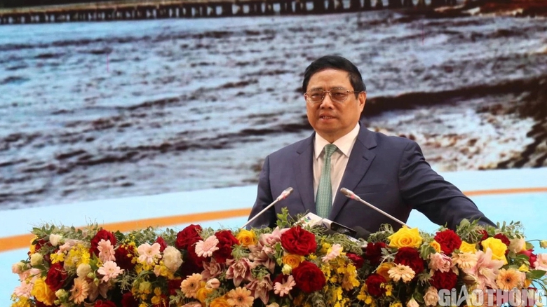 Thủ tướng Ch&iacute;nh phủ: Đường cao tốc phải l&agrave;m đến tận Đất Mũi - Ảnh 1.