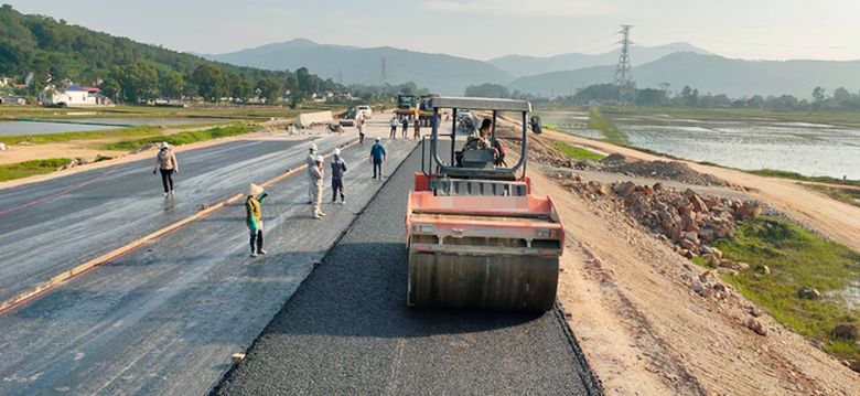 Thảm những m&eacute;t b&ecirc; t&ocirc;ng nhựa đầu ti&ecirc;n tại dự &aacute;n cao tốc Diễn Ch&acirc;u - B&atilde;i Vọt - Ảnh 1.