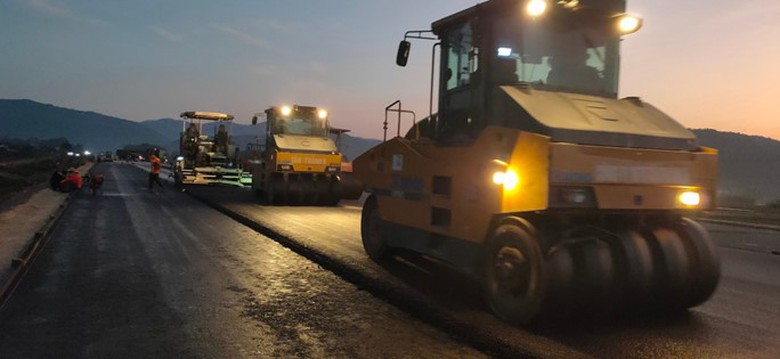 Thảm những m&eacute;t b&ecirc; t&ocirc;ng nhựa đầu ti&ecirc;n tại dự &aacute;n cao tốc Diễn Ch&acirc;u - B&atilde;i Vọt - Ảnh 3.