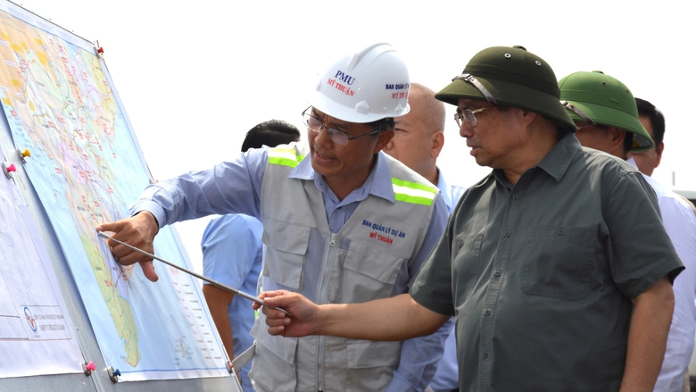 Thủ tướng kiểm tra đường cao tốc, s&acirc;n bay C&agrave; Mau - Ảnh 1.