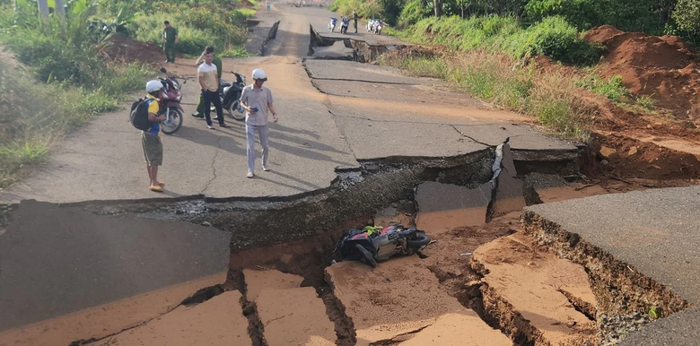 Th&ecirc;m một nạn nh&acirc;n rơi hố sụt l&uacute;n tử vong do TNGT tại đường tr&aacute;nh TP Bảo Lộc - Ảnh 1.