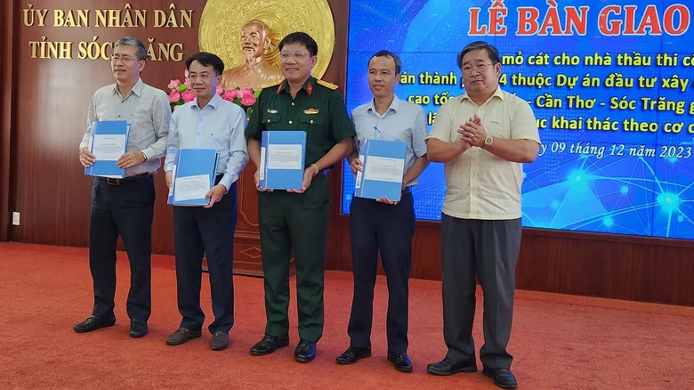 S&oacute;c Trăng b&agrave;n giao 5 mỏ c&aacute;t cho nh&agrave; thầu thi c&ocirc;ng cao tốc - Ảnh 1.