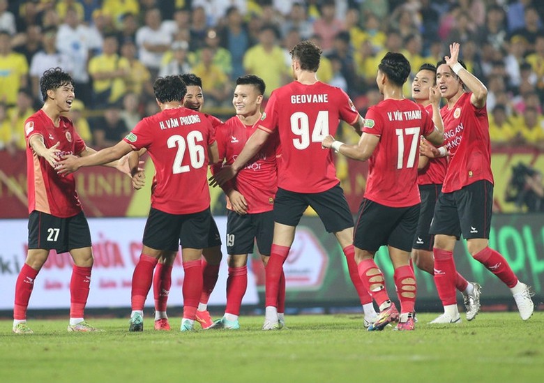 V-League: Quang Hải lập c&ocirc;ng, CAHN vẫn rơi điểm trước Nam Định  - Ảnh 1.