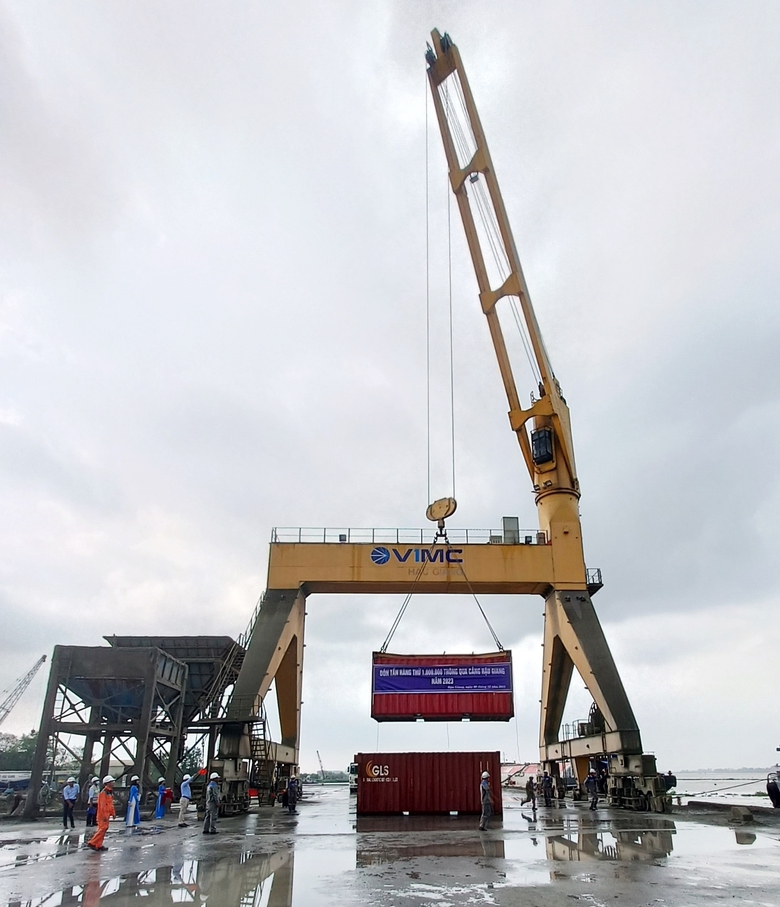 Cảng VIMC Hậu Giang xếp dỡ tấn hàng hóa thứ 1 triệu - Ảnh 2. Cảng VIMC Hậu Giang xếp dỡ tấn hàng hóa thứ 1 triệu - Ảnh 2.