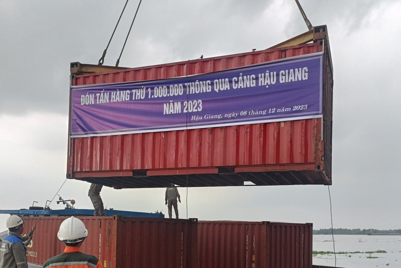 Cảng VIMC Hậu Giang xếp dỡ tấn hàng hóa thứ 1 triệu - Ảnh 1. Cảng VIMC Hậu Giang xếp dỡ tấn hàng hóa thứ 1 triệu - Ảnh 1.