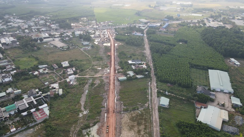 Cuối th&aacute;ng 12 sẽ b&agrave;n giao đất cao su để thi c&ocirc;ng đường T2 kết nối s&acirc;n bay Long Th&agrave;nh - Ảnh 1.