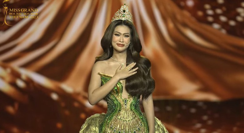 Đo&agrave;n Thi&ecirc;n &Acirc;n kh&oacute;c nghẹn khi nhắc về người mẹ qu&aacute; cố khi kh&eacute;p lại nhiệm kỳ Miss Grand Vietnam - Ảnh 2.