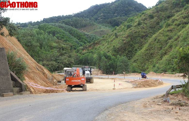 Nối cống, bạt đồi cải tạo hàng loạt điểm cua “cùi chỏ” trên QL49 - Ảnh 1. Nối cống, bạt đồi cải tạo hàng loạt điểm cua “cùi chỏ” trên QL49 - Ảnh 1.