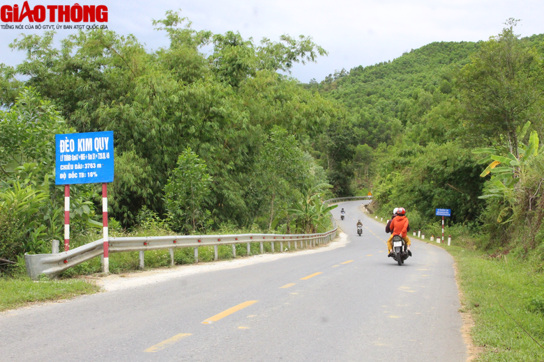 Nối cống, bạt đồi cải tạo hàng loạt điểm cua “cùi chỏ” trên QL49 - Ảnh 5. Nối cống, bạt đồi cải tạo hàng loạt điểm cua “cùi chỏ” trên QL49 - Ảnh 5.