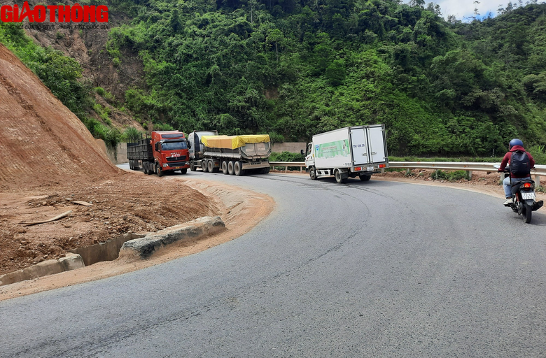 Nối cống, bạt đồi cải tạo hàng loạt điểm cua “cùi chỏ” trên QL49 - Ảnh 12. Nối cống, bạt đồi cải tạo hàng loạt điểm cua “cùi chỏ” trên QL49 - Ảnh 12.