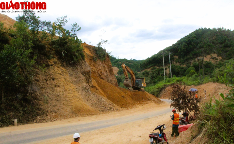 Nối cống, bạt đồi cải tạo hàng loạt điểm cua “cùi chỏ” trên QL49 - Ảnh 16. Nối cống, bạt đồi cải tạo hàng loạt điểm cua “cùi chỏ” trên QL49 - Ảnh 16.