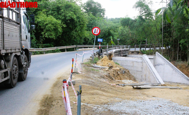 Nối cống, bạt đồi cải tạo hàng loạt điểm cua “cùi chỏ” trên QL49 - Ảnh 18. Nối cống, bạt đồi cải tạo hàng loạt điểm cua “cùi chỏ” trên QL49 - Ảnh 18.