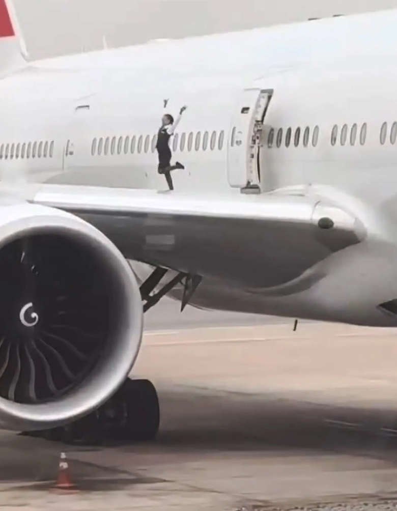 Hai tiếp viên hàng không leo lên cánh máy bay tạo dáng chụp ảnh - Ảnh 1. Hai tiếp viên hàng không leo lên cánh máy bay tạo dáng chụp ảnh - Ảnh 1.