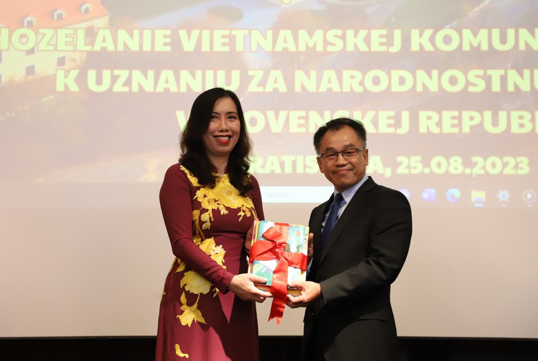 Ý nghĩa khi người Việt Nam được công nhận là dân tộc thiểu số thứ 14 của Cộng hòa Slovakia - Ảnh 1. Ý nghĩa khi người Việt Nam được công nhận là dân tộc thiểu số thứ 14 của Cộng hòa Slovakia - Ảnh 1.