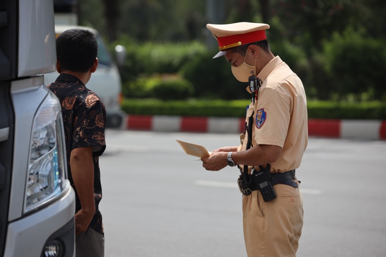 Bị tạm giữ giấy tờ xe m&agrave; kh&ocirc;ng lập bi&ecirc;n bản c&oacute; tr&aacute;i luật - Ảnh 1.