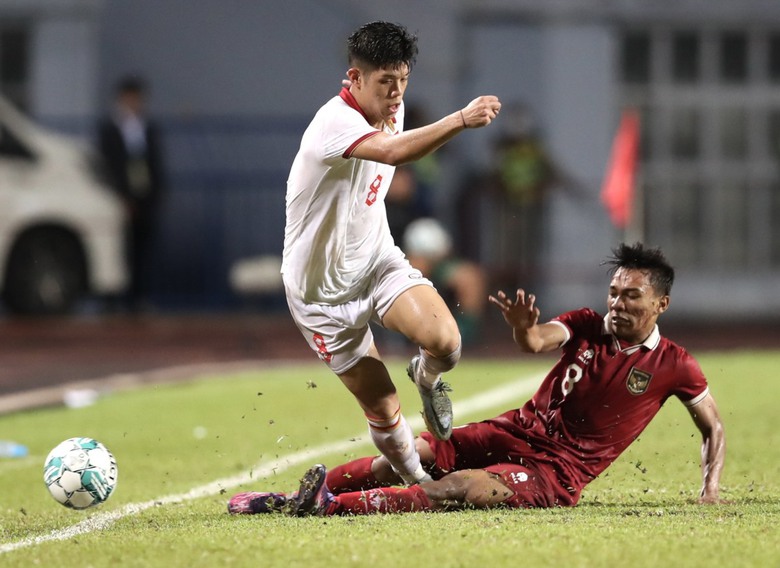 Indonesia nhận lời khuy&ecirc;n cực kh&oacute; tin v&igrave; pha phạm lỗi của cầu thủ U23 Việt Nam - Ảnh 1.